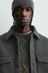 Sobrecamisa de corte regular confeccionada en tejido con estructura diagonal repelente al agua. Presenta cuello solapa, cierre frontal con botones, mangas largas con puños abotonados y bolsillos plastrón con solapa en el pecho.