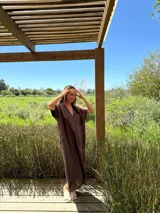 Vestido largo de lino color azul marino, con escote en V y mangas cortas amplias. Presenta un corte relajado y bolsillos laterales.