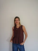 Blusa sin mangas de algodón color marrón, con cuello redondo y diseño delantero con finas alforzas verticales y dobladillo levemente desflecado.