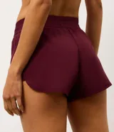 Short deportivo modelo runner con cintura elástica ancha y bajo redondeado. Presenta un diseño holgado y ligero, ideal para actividades físicas.