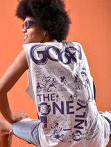 Musculosa gris claro con estampado de la palabra 'Goofy' en el pecho.