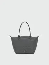 Bolso tote Longchamp modelo Le Pliage One en tamaño mediano, color bordó, con diseño minimalista, cierre superior y doble asa de mano.