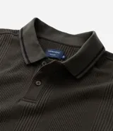 Polo de hombre marca Marfinno, confeccionada en tejido de media malla con textura rayada. Presenta cuello polo con botones y mangas cortas con terminaciones en rib con detalles contrastantes.