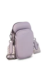 Bandolera compacta color rojo con textura de cuero, correa regulable y desmontable con diseño de rayas rojas y blancas. Cuenta con bolsillos frontales y cierre, interior forrado en tela.