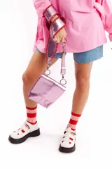 Bandolera de cuero vacuno color rosa metalizado, con correa trenzada de cuero hecha a mano y forro interior. Tiene broche imán en la tapa.