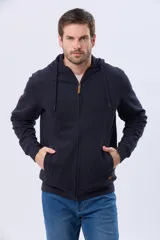 Canguro azul marino con cierre frontal, capucha con cordones ajustables y puños acanalados. Presenta un diseño liso con un pequeño detalle de etiqueta en la manga.