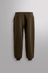 Pantalón jogger de entrenamiento regular fit confeccionado en tejido técnico compacto de algodón con elasticidad y efecto neopreno. Cuenta con cintura elástica ajustable con cordón, bolsillos frontales, un bolsillo lateral con cierre de cremallera y bajo acabado en puño.
