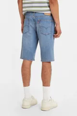 Bermuda de jean celeste de corte recto.