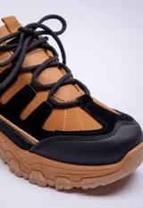 Zapatillas acordonadas color marrón y negro con recortes en distintos tonos y textiles, con plataforma de 4,5 cm.