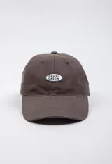 Gorro de visera color marrón con logo bordado en el frente.