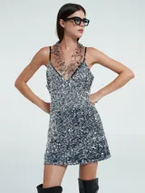 Vestido corto de fiesta con lentejuelas plateadas, escote en V y breteles finos.