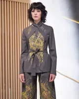 Blazer gris con estampado artesanal amarillo, de corte recto con aberturas en la espalda y cuello lazo.