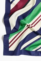 Pañuelo cuadrado de satén con diseño estampado de rayas diagonales multicolor en tonos azul marino, verde, bordó, beige y blanco, con borde liso en azul marino.