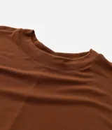 Blusa tipo muscle tee de corte holgado, confeccionada en tejido rib acanalado, con escote redondo y diseño sin mangas.