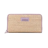Billetera Extra Large tipo fichero de diseño texturizado con efecto tejido de rafia natural, detalles en eco-cuero color lila en los bordes y placa frontal con logo de la marca.