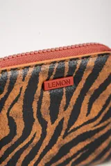 Billetera con cierre de cremallera y estampado animal print de leopardo.