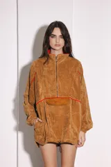 Buzo marrón de pana con cierre frontal parcial, cuello alto, bolsillo tipo canguro con solapa y cordón ajustable en el ruedo.