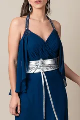 Vestido largo de fiesta color azul, confeccionado en gasa con corsé drapeado y breteles bordados. Presenta una capa de gasa que nace de los breteles. Incluye un cinturón plateado.