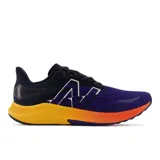 Championes de running New Balance FuelCell Propel v3, con empeine de malla transpirable en color azul y entresuela con tecnología FuelCell en degradado de amarillo a naranja. Presenta el logo N perfilado en el lateral y detalle de TPU en el talón.