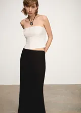 Top strapless de corte crop y diseño entallado, con cierre frontal de cremallera invisible y textura de rayas verticales sutiles.