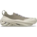 Championes Crocs Echo Surge de diseño deportivo y urbano. Presentan una parte superior de punto elástico en color verde militar con cordones tradicionales en tono celeste y blanco. Cuentan con una entresuela gruesa y exagerada de color beige con aberturas laterales y plantilla LiteRide.