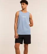 Bermuda masculina color negro, confeccionada en poliamida, con cintura elástica y cordón ajustable. Presenta bolsillos cargo laterales y es de secado rápido.
