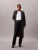 Jeans skinny bootcut de Calvin Klein con lavado clásico oscuro, tiro medio, cierre de botón y cremallera, y diseño clásico de cinco bolsillos.