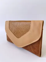 Billetera de cuero con diseño tricolor en tonos marrones. Presenta una solapa con textura grabada tipo reptil y cuerpo en cuero liso y cuero texturizado rústico, con costuras visibles en color claro.