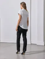 Camisa blanca de manga corta con cuello con solapa y abertura central con botones. Delantera con bolsillo aplicado. Marca Alex & Jordan.