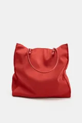 Bolso de hombro tipo shopper con cuerpo satinado rojo, doble asa fina de hombro y cierre imantado.