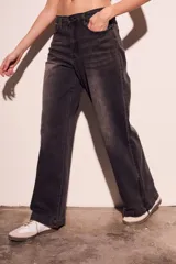 Pantalón de jean negro con efecto desgastado, corte wide leg y cierre con cremallera en los tobillos.