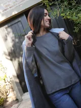 Remera de manga larga color gris oscuro, con cuello redondo y logo bordado en el pecho.