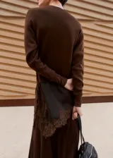 Abrigo de piel sintética en color marrón, con solapas amplias, corte recto y bolsillos laterales. Presenta una textura suave y un diseño elegante ideal para climas fríos.