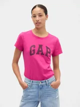 Remera rosa de algodón con logo GAP estampado en el frente.