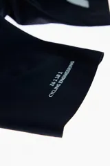 Short de ciclismo con tirantes, color blanco, de tejido elástico y diseño ergonómico con badana y detalles gráficos en negro.