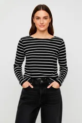 Remera de manga larga ajustada al cuerpo, color marrón con rayas horizontales blancas, cuello redondo.