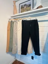 Pantalon de bengalina color beige, de corte recto y tiro medio, con cintura elástica ajustable mediante cordón y bolsillos laterales.
