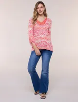 Remera de rayón con estampado en tonos de azul, escote en V con pechera enmarcada y frunces centrales, mangas 3/4 con sistema roll-up.