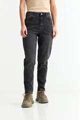 Pantalón de jean estilo mom, de tiro alto y corte recto con largo al tobillo. Presenta un lavado gris gastado con efecto desgastado.
