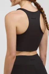 Pollera deportiva corta con calza incorporada, diseñada para actividades como pádel o tenis. Cuenta con cintura ancha de ajuste cómodo y bolsillo invertido en la calza para guardar pelotas. Confeccionada en tejido liviano y elastizado.