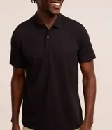 Remera polo de manga corta confeccionada en algodón peruano, con cuello tradicional y cierre frontal de botones.