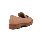 Mocasines planos color rosa viejo con suela track de goma marrón. Presentan un adorno metálico dorado en el empeine.