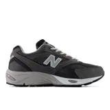 Championes New Balance modelo 880R, inspirados en el running de los 2000, color gris con detalles en negro y blanco. Confeccionados con gamuza y malla, cuentan con entresuela ABZORB para mayor amortiguación y el logo "N" característico en los laterales.