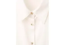 Camisa de poliéster color marfil, con cuello clásico, cierre frontal con botones y mangas largas con puños abotonados.