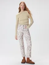 Pantalón de jean de tiro medio con corte de pierna recta y ajuste cómodo. Presenta un estampado integral con motivos geométricos y abstractos en tonos azules.