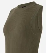 Blusa sin mangas color blanco, confeccionada en tejido de punto acanalado, con cuello redondo.