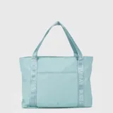 Bolso tipo tote de gran capacidad, color rosado, con diseño funcional y deportivo. Cuenta con doble asa de mano y una correa larga ajustable con el logo de la marca estampado. Incluye compartimento interno para laptop y bolsillo trasero adaptable para maletas.