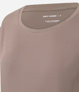 Remera deportiva de microfibra texturizada color marrón, con mangas cortas y recortes en los laterales.