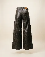 Pantalón de tiro alto confeccionado en cuero vacuno con textura croco. Presenta una silueta de pierna extra ancha, cierre frontal con botón y bolsillos laterales.