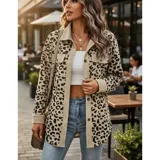 Sobre camisa de pana con estampado animal print, cuello camisero, mangas largas y cierre frontal con botones.